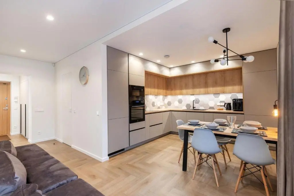3 Bedroom Apart/24h self check in/free parking/up to 6 people/