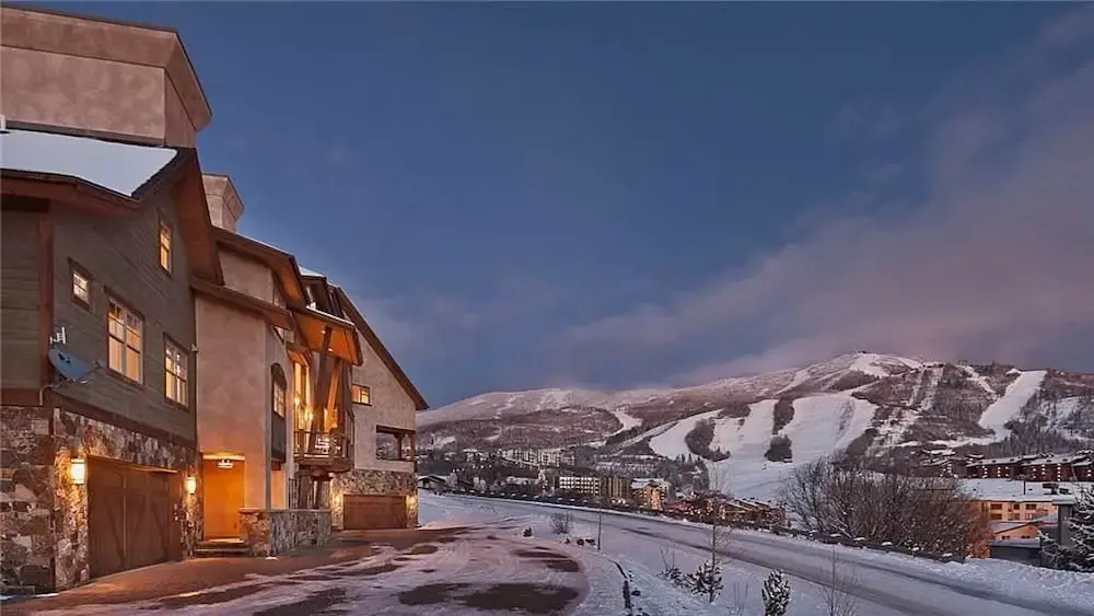 Sunshine Peak Chalet 4 BedroomHoliday home By Moving Mountains