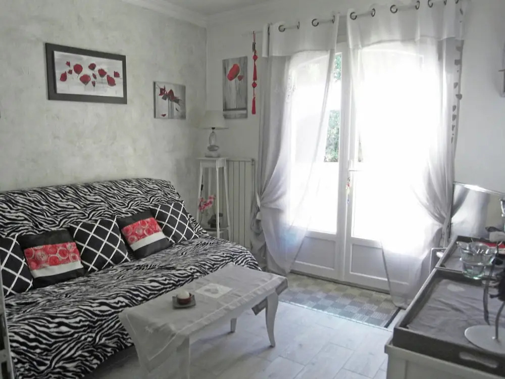 Cozy Holiday Home at Roquebrune-sur-argens With Pool