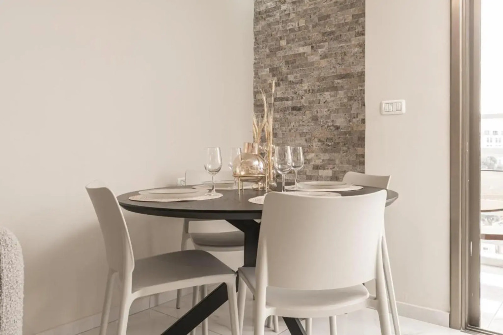 Renovated 2 BR with 2 BTH front Mamilla Mall
