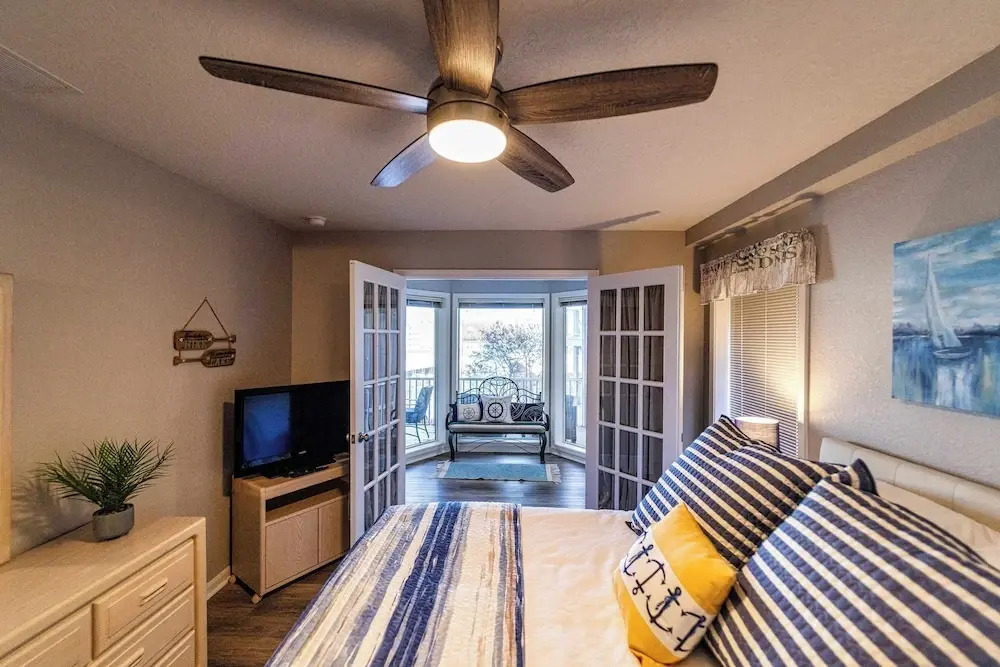 Lazy L at the Lake Chic 3 BDR Condo w/ Boat Slip