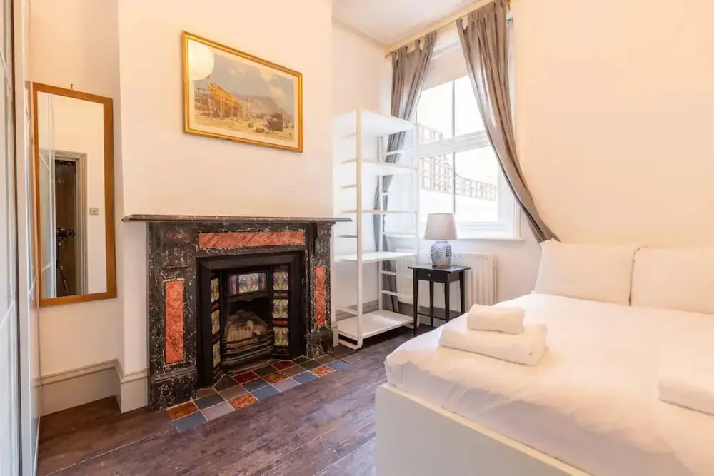 Eclectic 2 Bedroom Victorian era Apartment in Oval