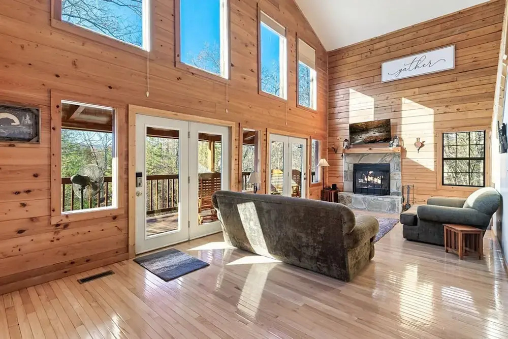 Stunning Cabin w Hot Tub Pool Table Arcades