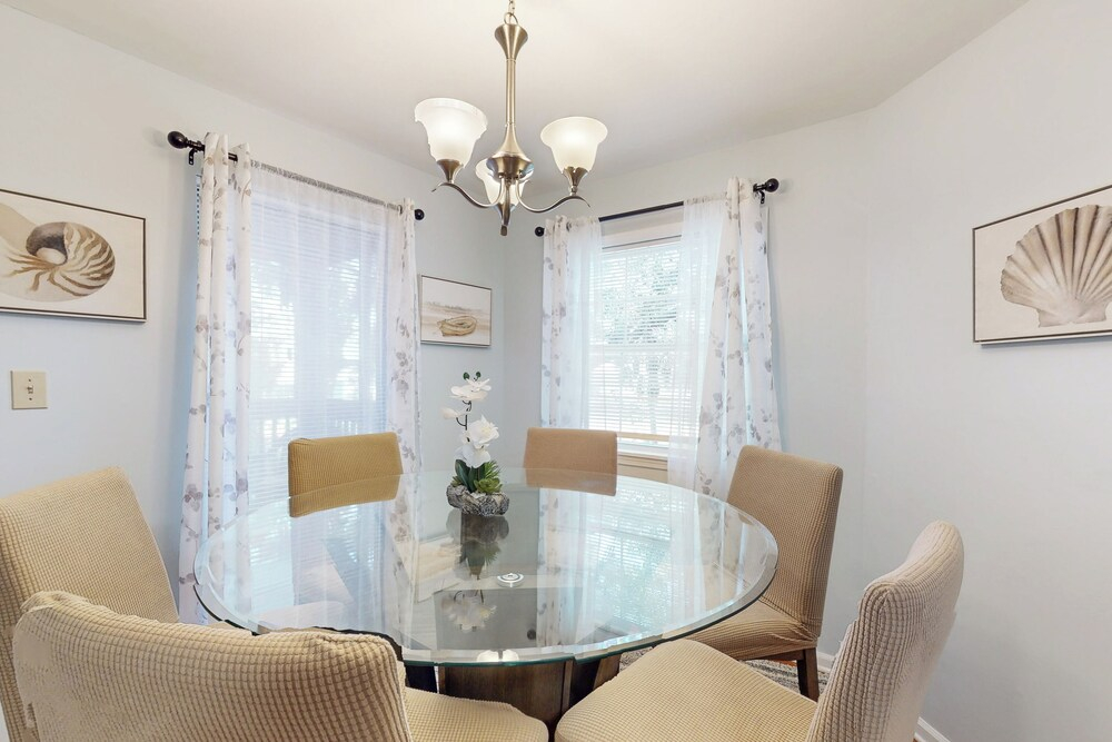 Beach Getaway Condo w/ Outdoor Pool