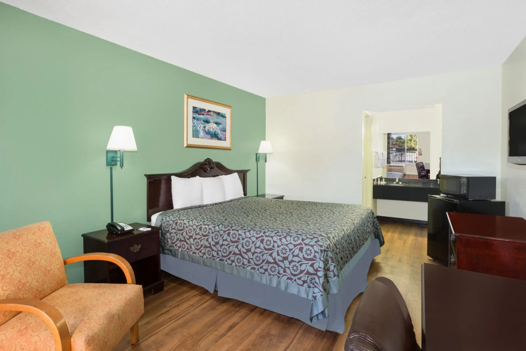Travelodge by Wyndham Fort Myers Cape Coral