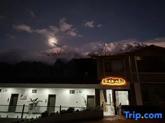 Upper trekking route·Cloud  Way·Snowy mountain view homestay