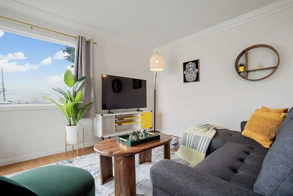 Tranquil 2BR with Coastal Mountain Views