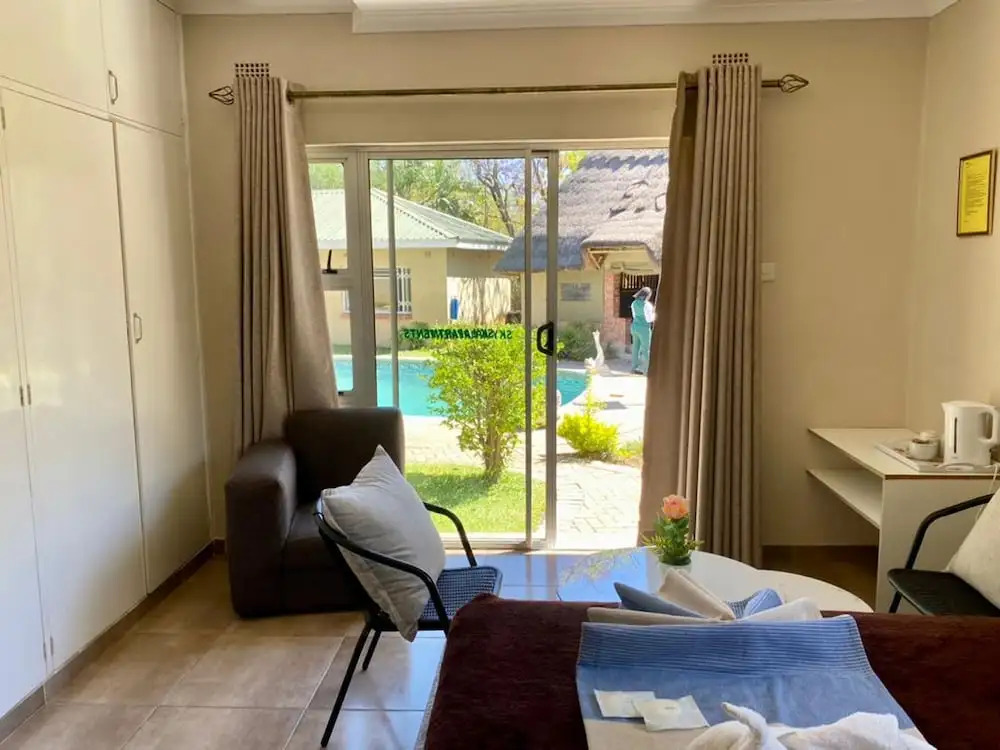 Poolside Executive Suite Near Airport - 2322