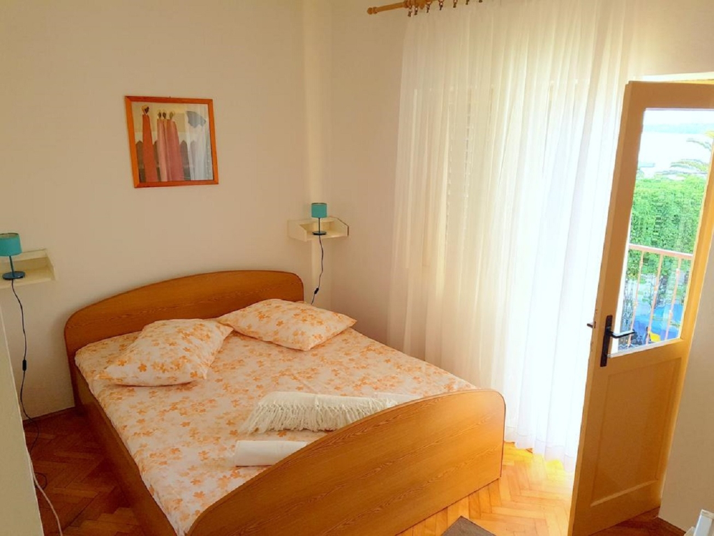 Room Tonka - 150 m from beach: R1 Jelsa, Island Hvar