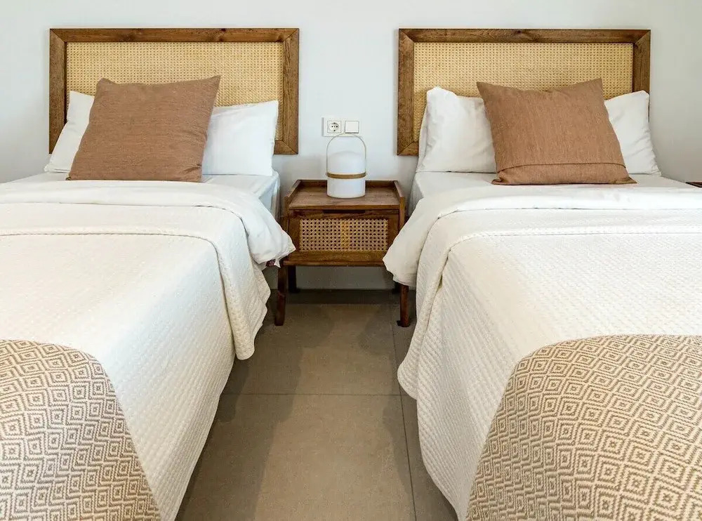 Lme4.bb - Apotel Las Mesas by Roomservices