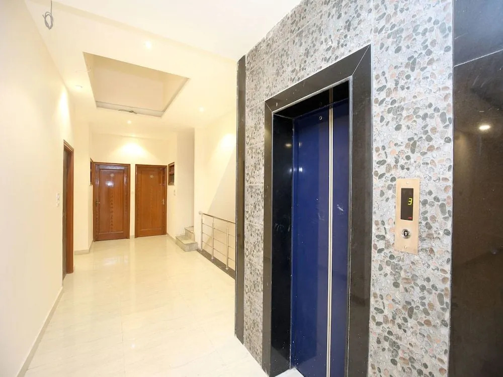 OYO 15667 Hotel Anand