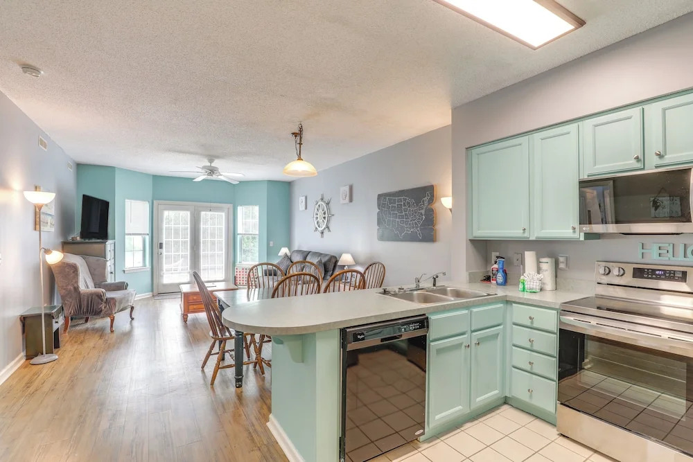 Community Pool & Tennis Court: Myrtle Beach Condo