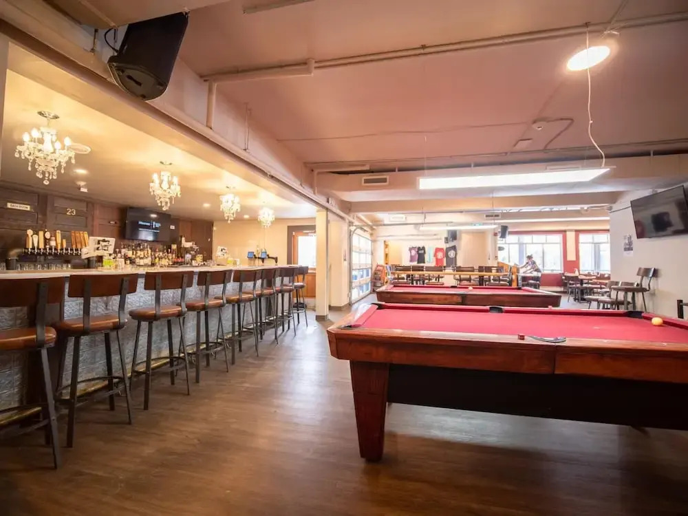 PARTY HOSTEL - The Canmore Hotel Hostel