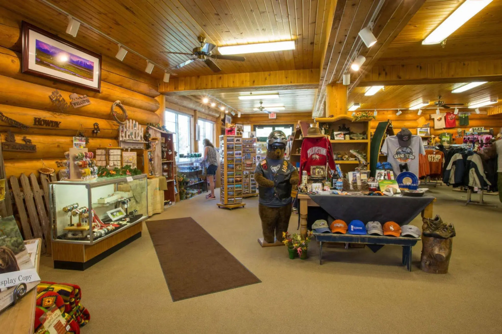 Headwaters Lodge & Cabins at Flagg Ranch