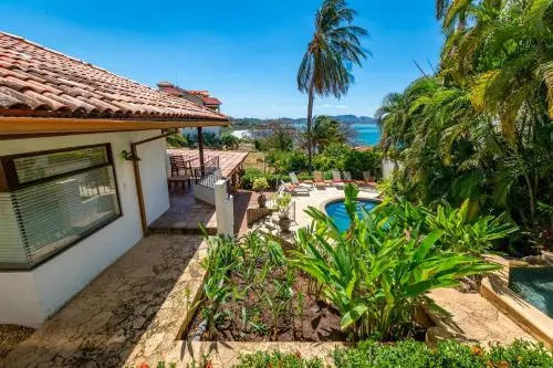 Luxury 4-bedroom home a short walk from the beach