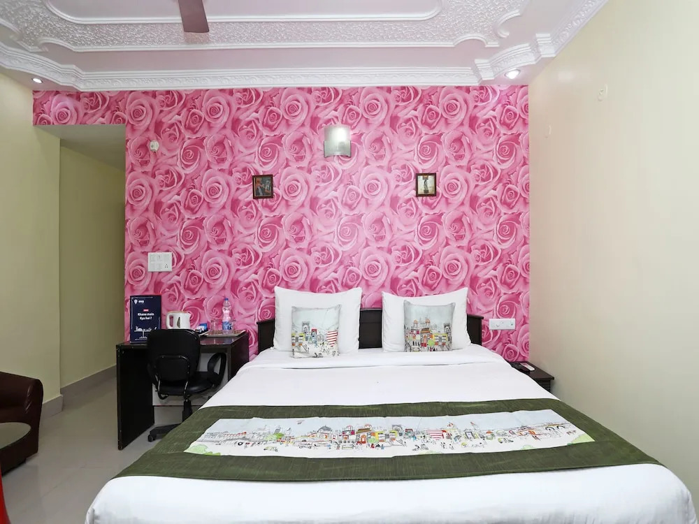 OYO 165 Nesh Inn Heritage