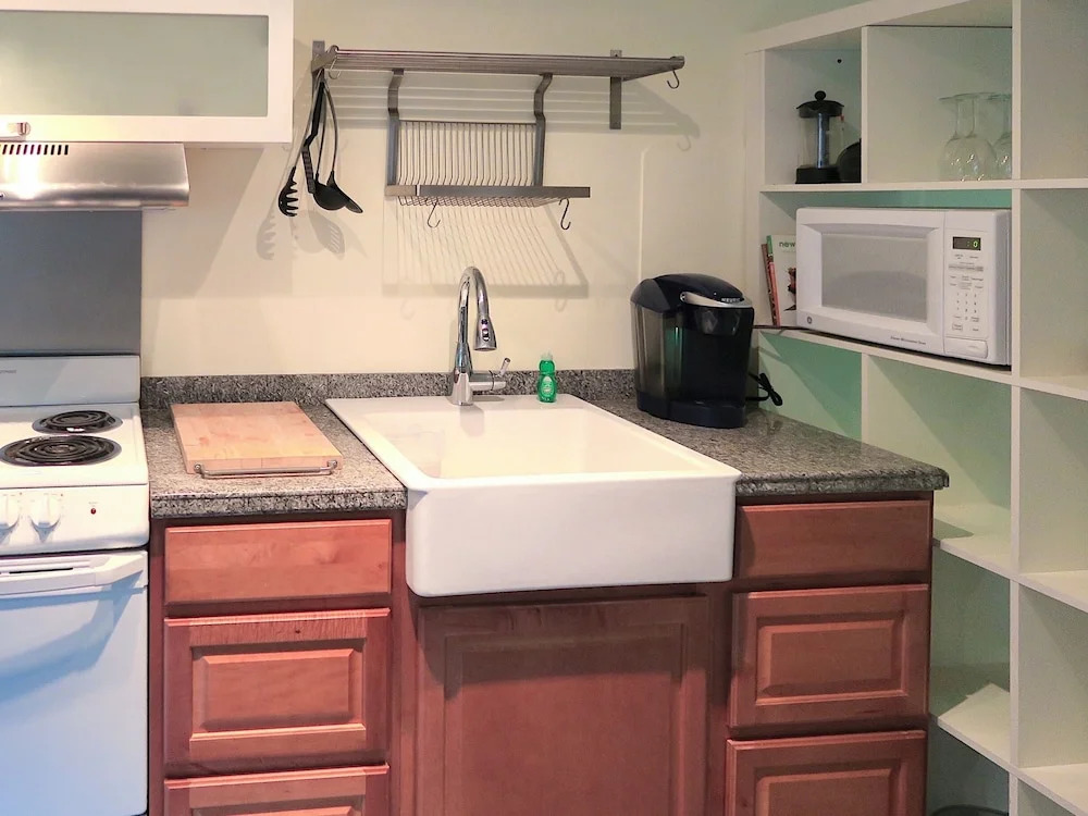 New Listing! Laurelhurst Hideaway, Near University Studio Bedroom Apts