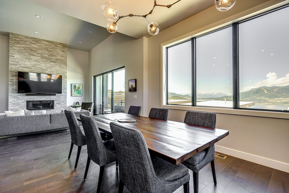 Hideout Haven: Luxe Retreat w/ Lake View & Hot Tub