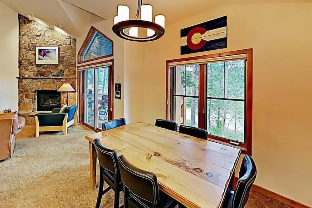 4 O Clock Ski Run Spacious 2 Bedroom Rental - Half Block from Snowflake Lift!