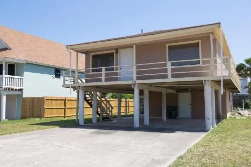 111 E. Huisache