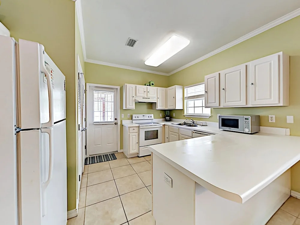 Ranch-style W/ Pool & Screened Patio 3 Bedroom Condo