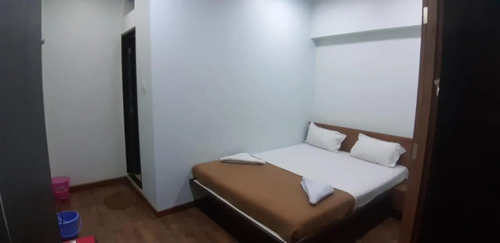 Rajhuns Deluxe Lodging