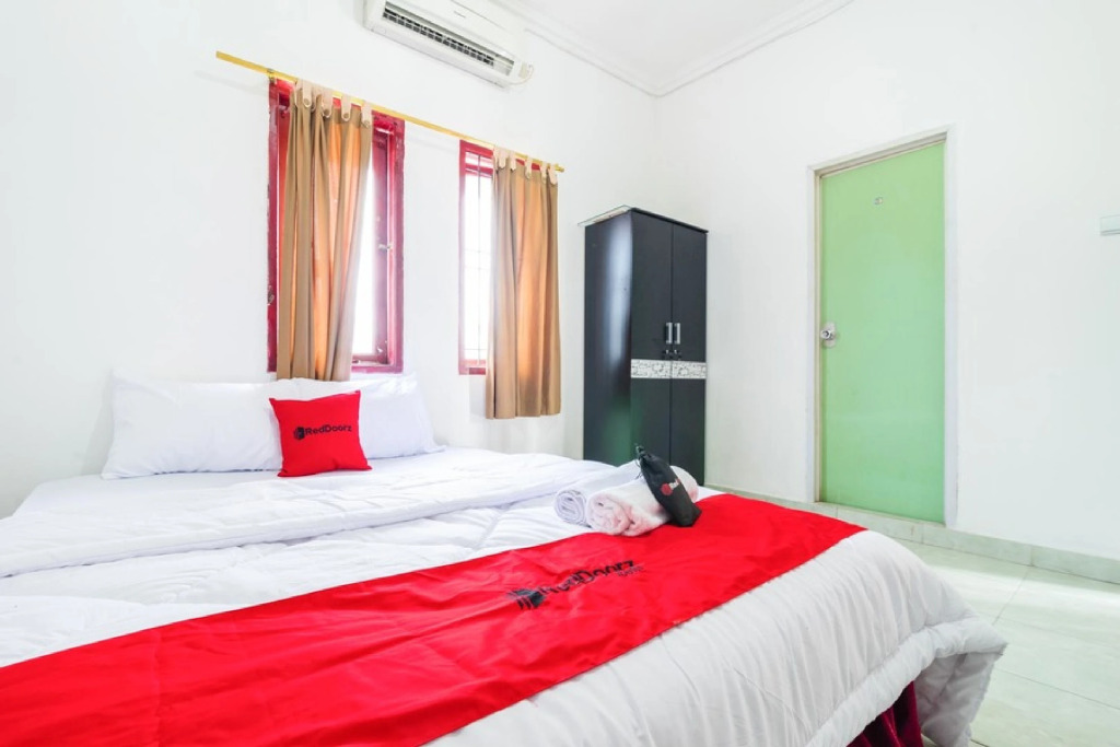 RedDoorz near Universitas Pamulang