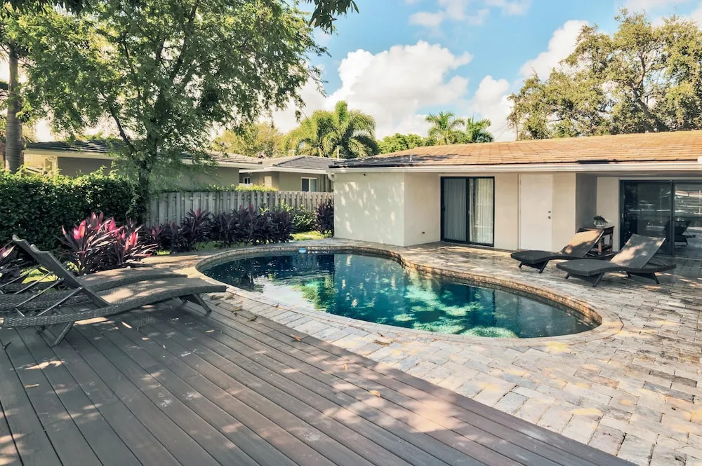 Luxe Waterfront : Pool, Boat Dock, Near Beach 4 Bedroom Home