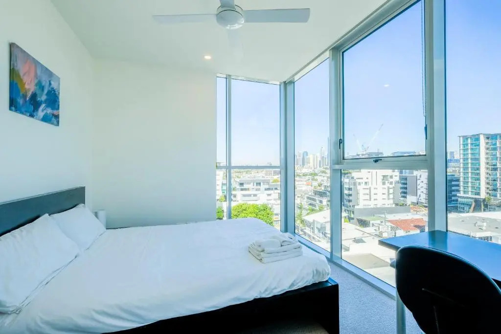 AirTrip Apartments on Doggett Street