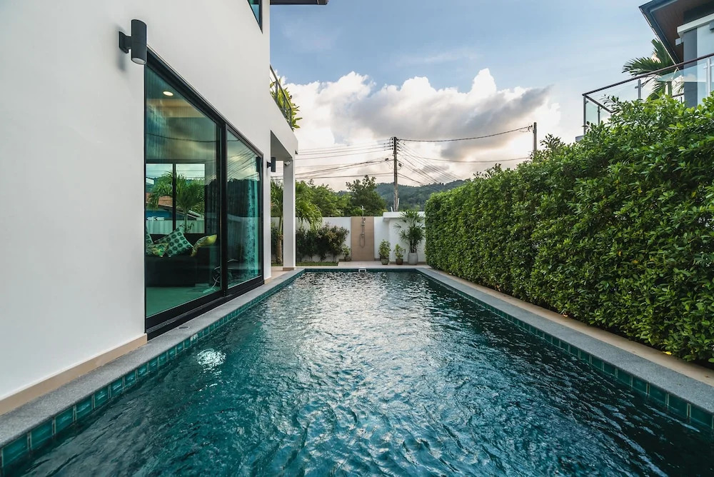 Villa White Pool