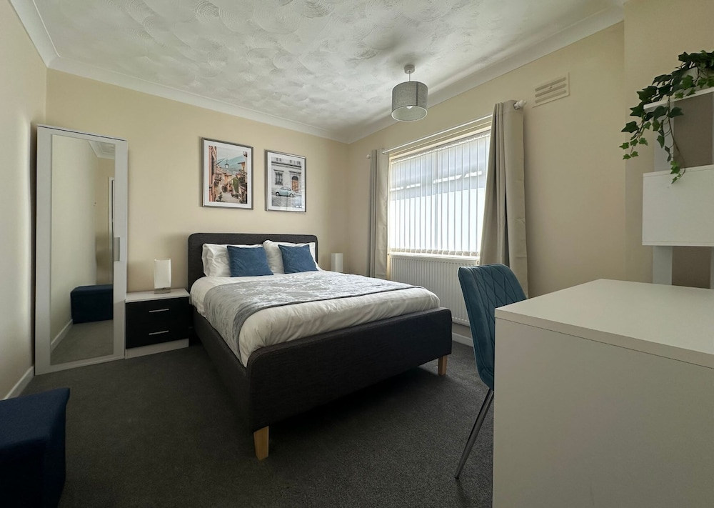 Spacious 5 Bedroom With 4 Baths Off-road Parking
