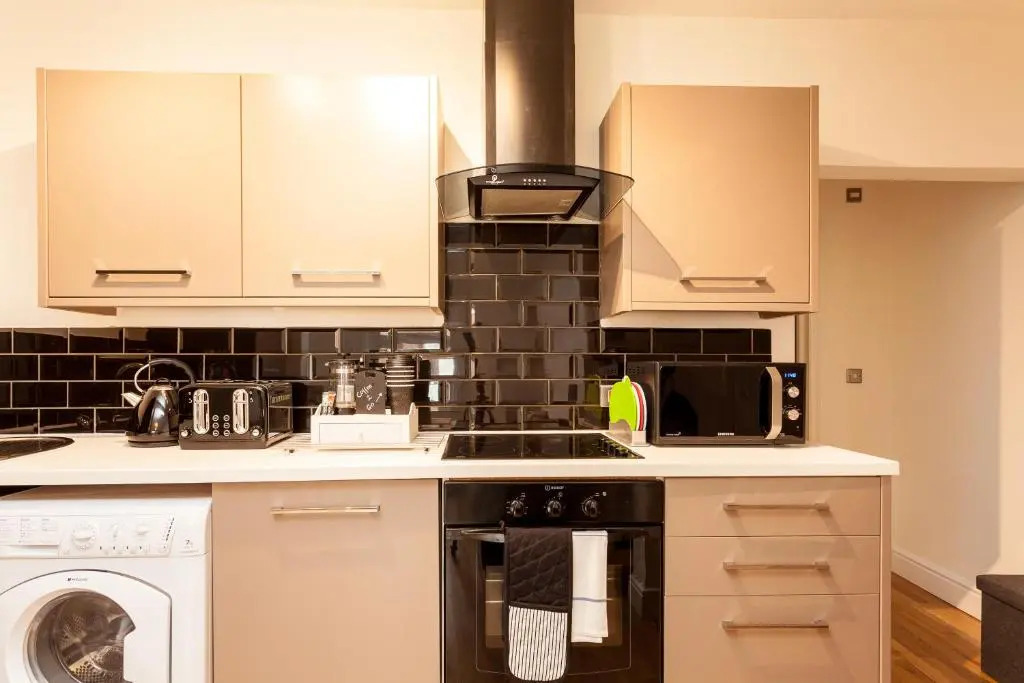 Redhill Garland- 1 bed 1 bath self contained ground floor flat