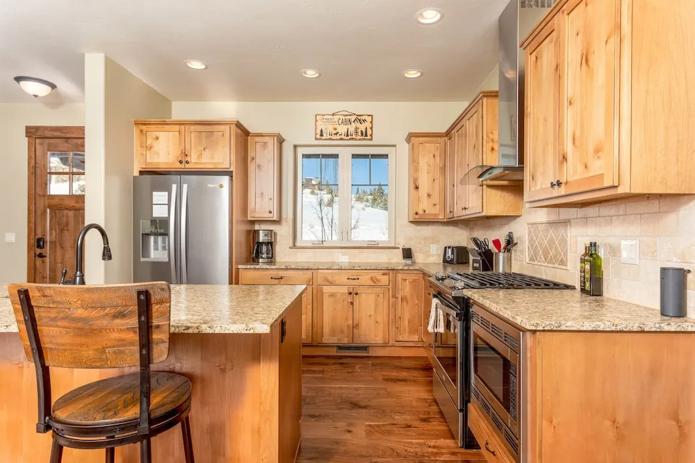 New Listing! Mountain-view Lodge W/ Fireplace And Hot Tub 4 Bedroom Cabin