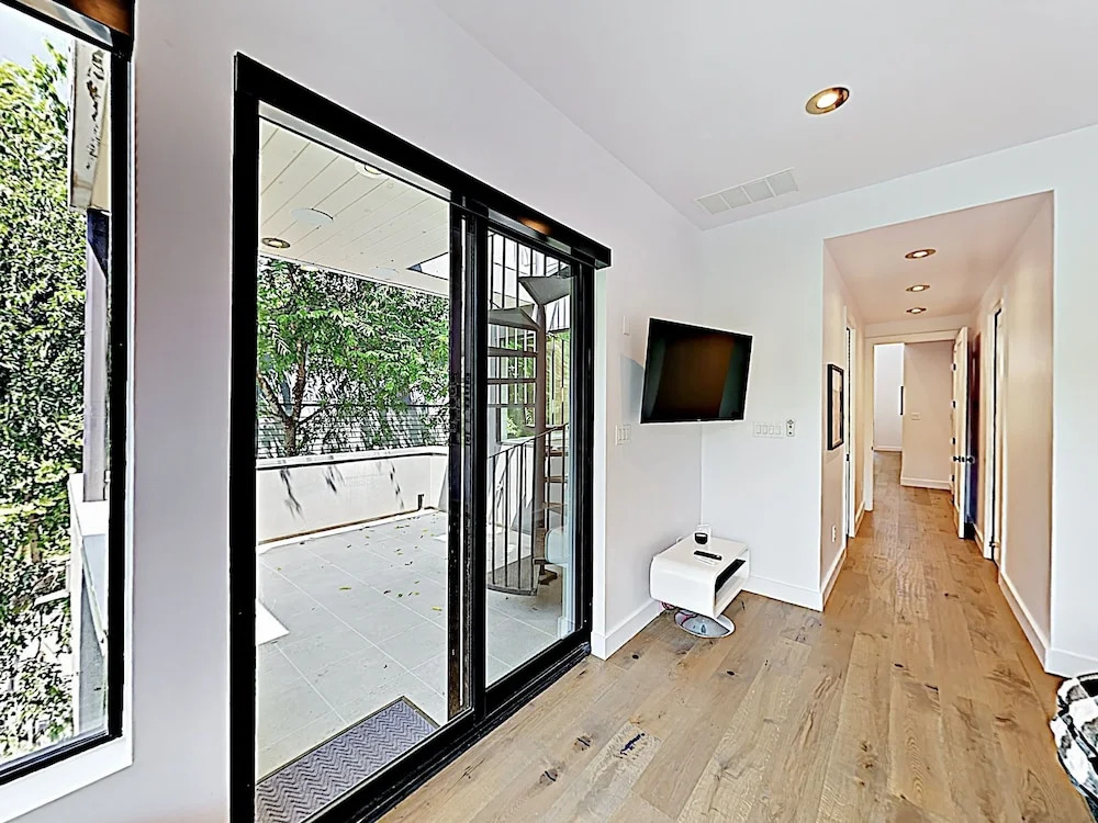 New Listing! Spacious Luxe Near Downtown 4 Bedroom Home