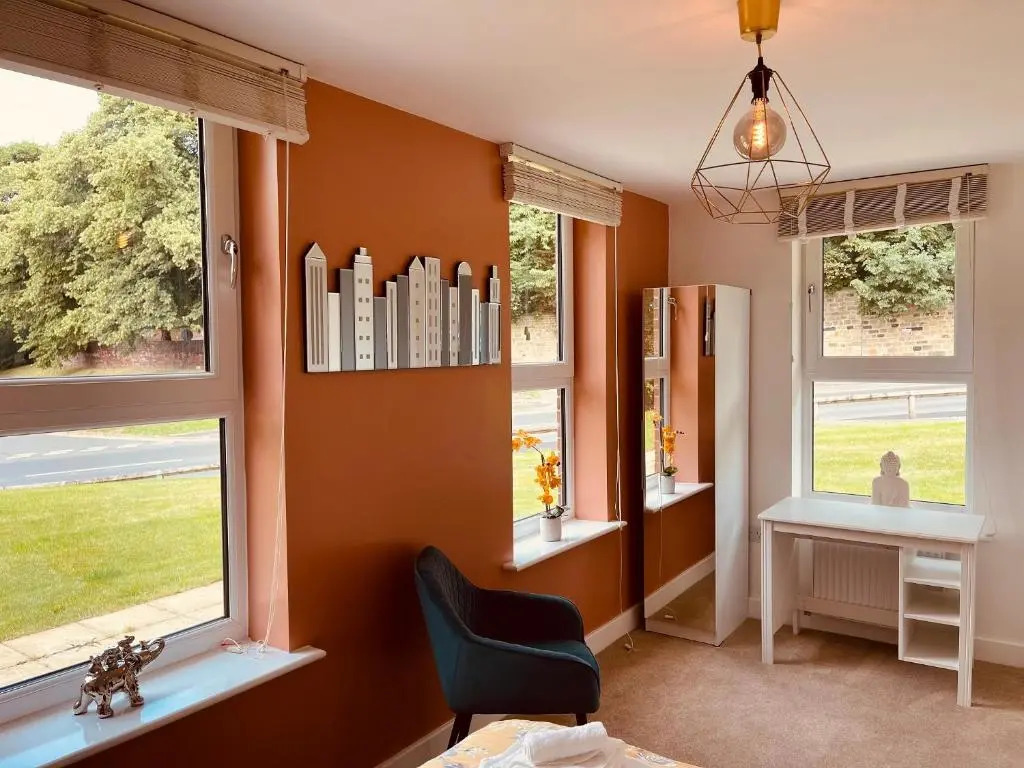 Cheerful 2-bed townhouse in Wakefield with parking