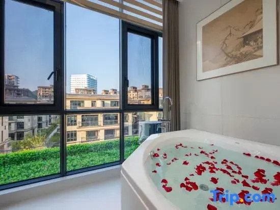Fenghuang Lanyue Holiday Homestay