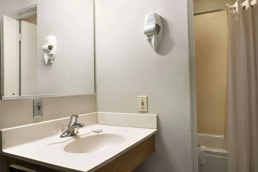 Travelodge Romulus Detroit Airport (ex. Red Roof/red Lion)