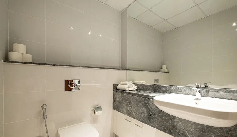 LUX The Elegant Residence Amna Tower