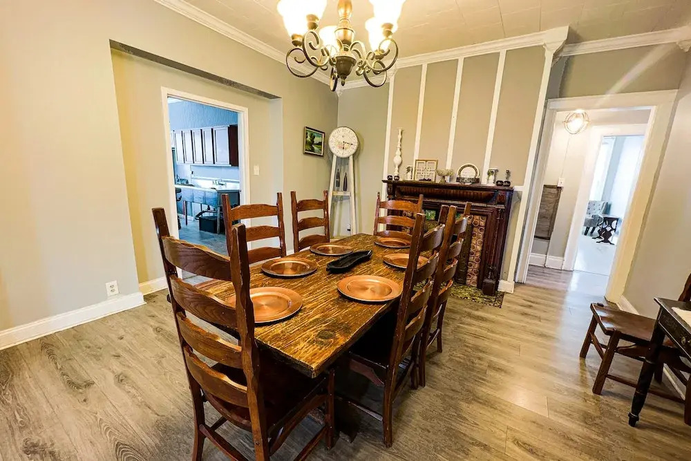 THE 1023 With Private Yard & Parking, Near Falls & Casino by Niagara Hospitality