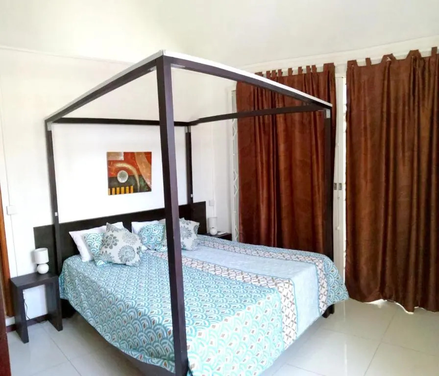 One bedroom appartement at Pereybere 500 m away from the beach with shared pool enclosed garden and wifi