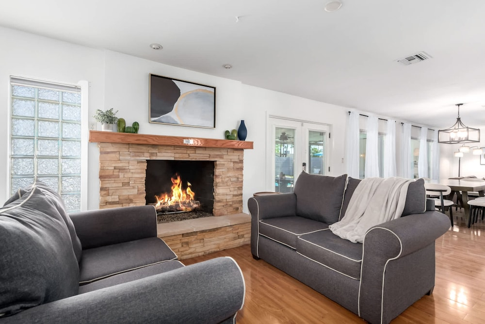 NEW - The Desert Bloomhouse With Heated Pool