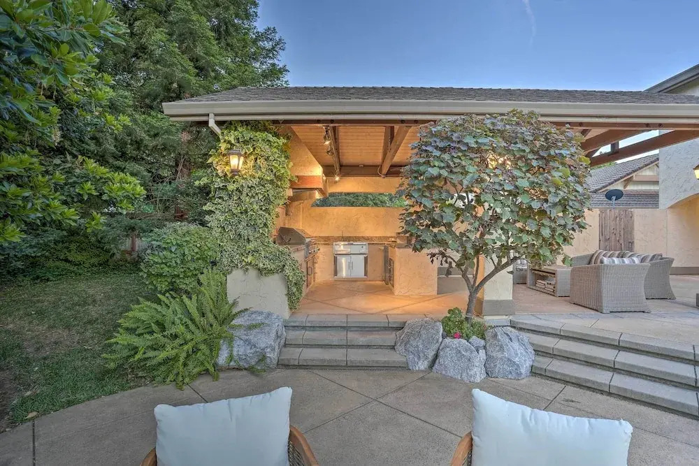 Redding Getaway w/ Hot Tub & Outdoor Kitchen!