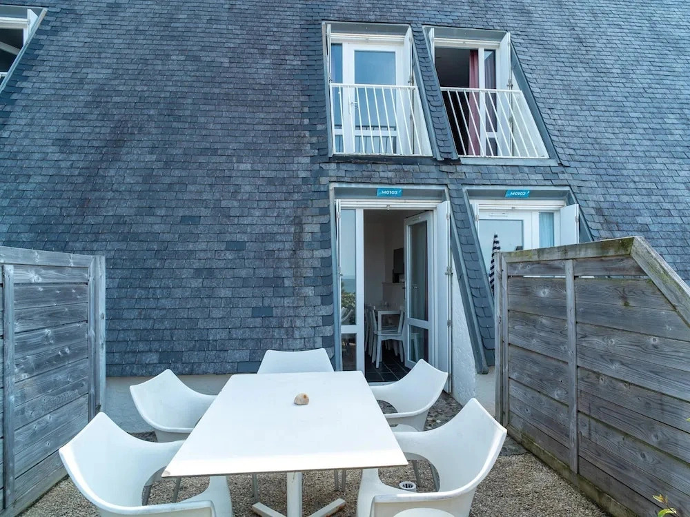 Apartment With Terrace Near Sea