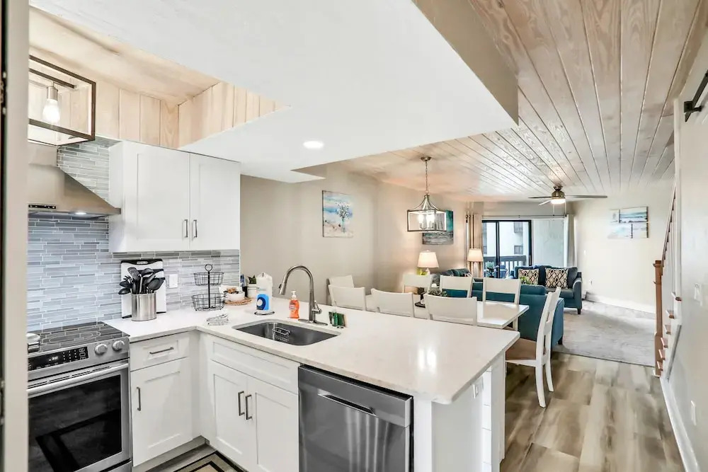 Modern Oceanview Condo With Multiple Balconies, Pool & W/D - Beach Access