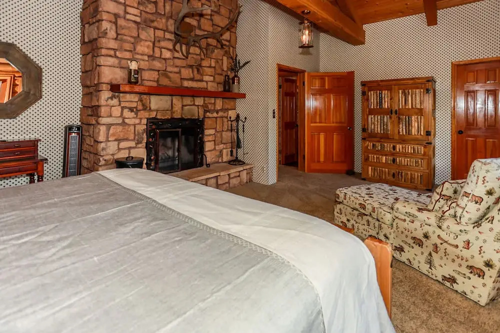 Woodland Log-1887 by Big Bear Vacations