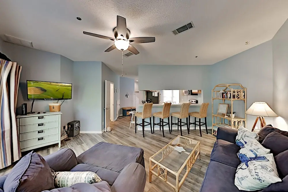 Ocean Breeze Villa, Pools & Tennis: Walk to Beach condo