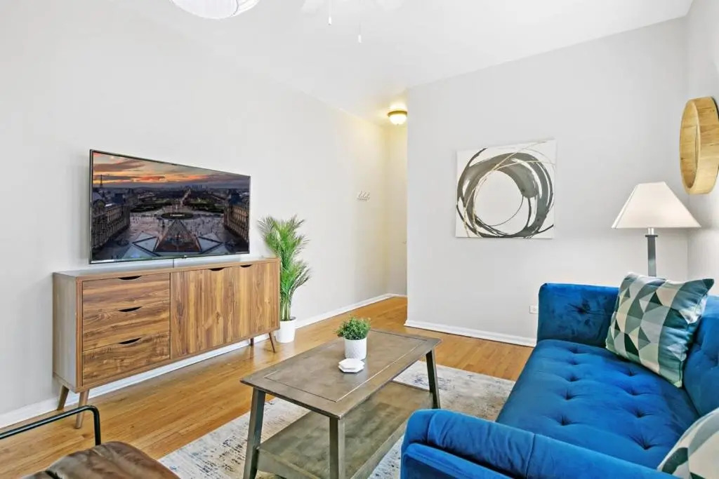 King Bed, Full Kitchen, Rogers Park 5mins Loyola