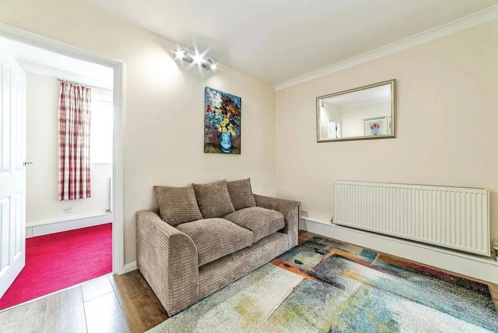 2 Bed Flat - Sleeps 3 - Pets - Parking - Wifi