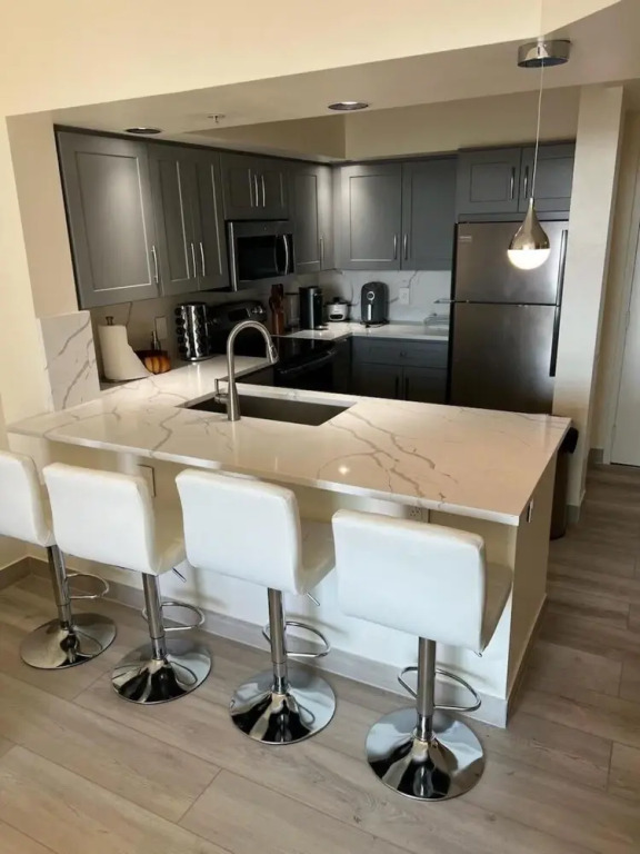 Modern 1B Condo w City Skyline Views in Las Olas