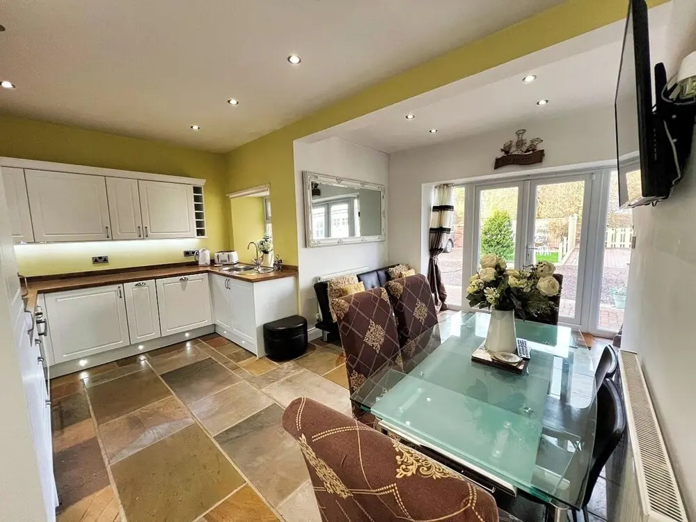 3 Bedrooms - 2 Bath Rooms - Dog Friendly - Parking